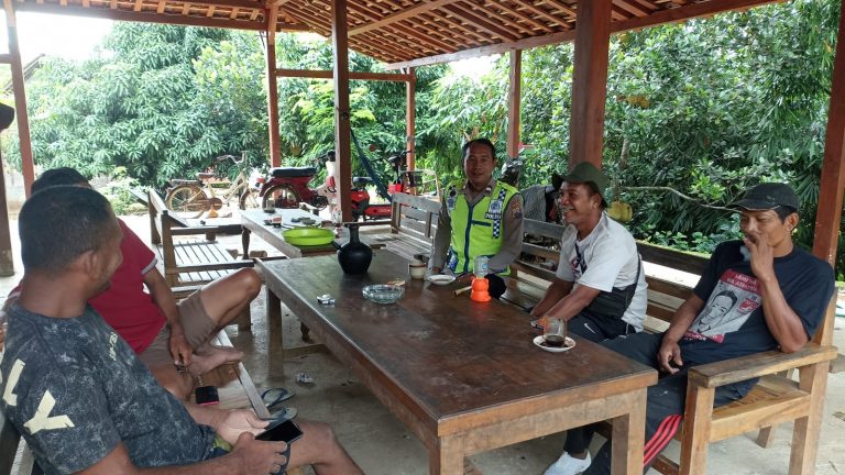 Sambangi Warkop, Bhabinkamtibmas Tunjungan Eratkan Komunikasi dengan Warga Sambil Ingatkan Bahaya Bencana Musim Hujan