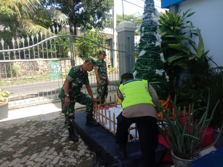 Sinergitas TNI-Polri dan Satpol PP Amankan Perayaan Natal di GKJTU Mojowetan Banjarejo