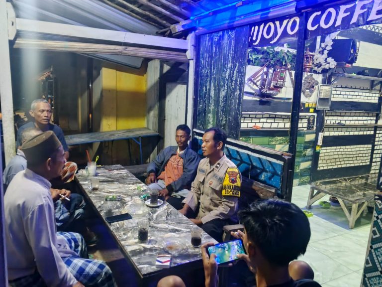 Jaga Kekhusyukan Ramadan, Bhabinkamtibmas Polsek Jepon Sambangi Warga Desa Palon