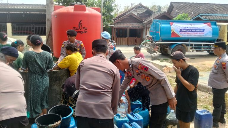 POLSEK BLORA SALURKAN 20.000 LITER BANTUAN AIR BERSIH KEPADA WARGA DESA JEPANGREJO