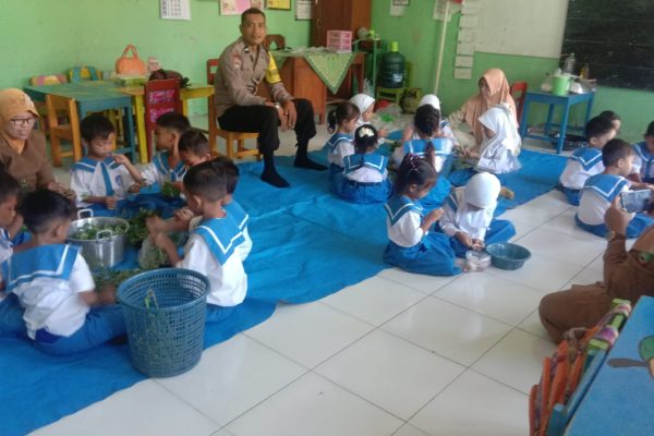 Aktifkan Satkamling, Polsek Kedungtuban Ajak Warga Nglandeyan Jaga  Kondusivitas Lingkungan