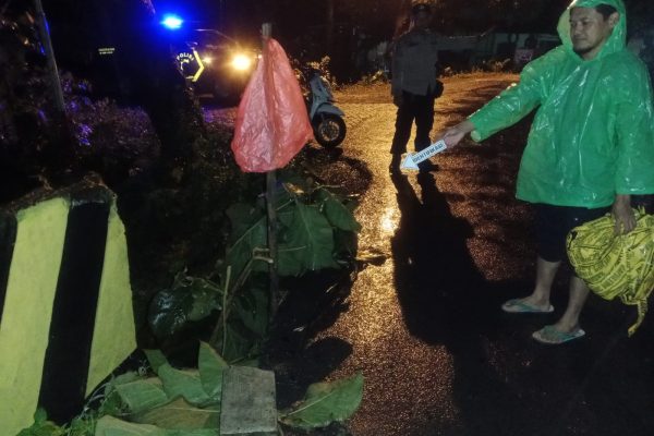 Antisipasi Bahaya, Polsek Randublatung Pasang Police Line di Titik Longsor Jalan Desa Wulung-Kadengan