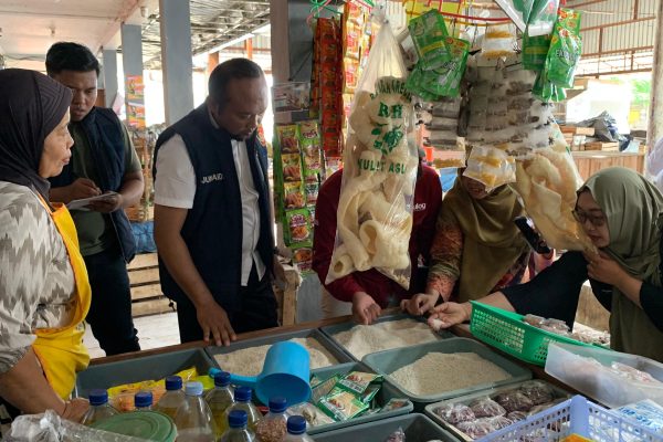 Polres Blora Gelar Operasi Pasar, Cek Stabilisasi Harga Beras SPHP di Pasar Sido Makmur