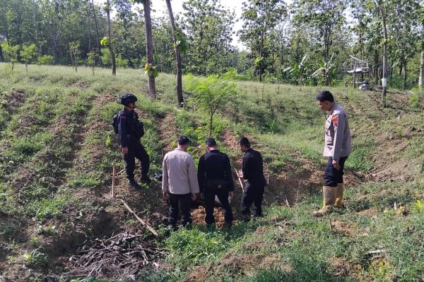 Brimob Polda Jateng Musnahkan Mortir Temuan Warga di Hutan Sambong Blora